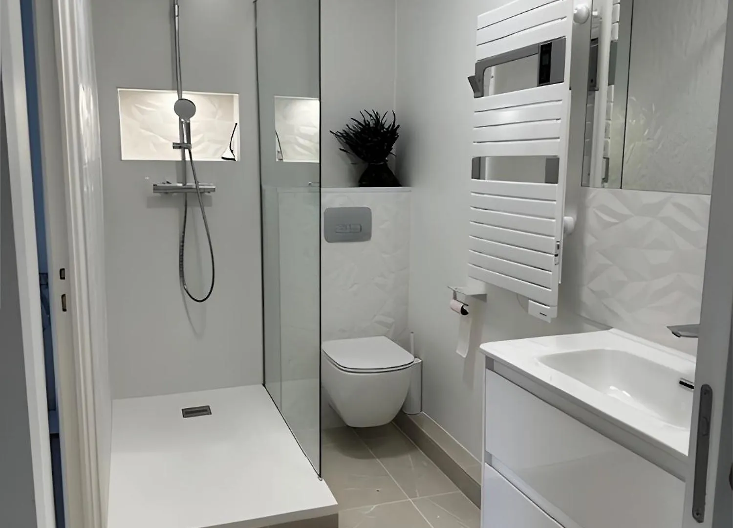 Dolce Notte - Nice Apartment 0*,  France